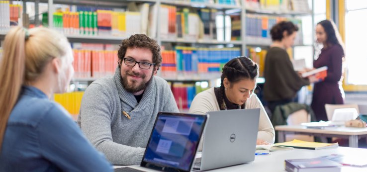 Studierende bei der Gruppenarbeit in der Campusbibliothek Deutz (Bild: TH Köln / Heike Fischer)