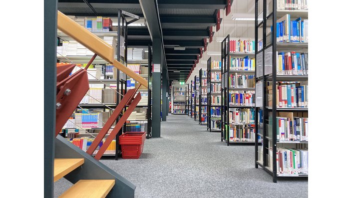 Lesesaalbereich mit Bücherregalen