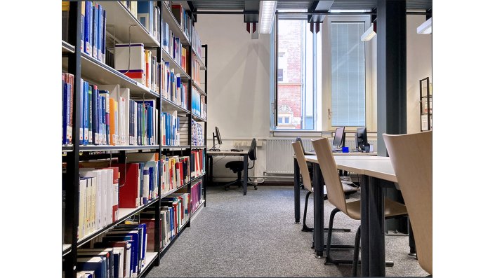 Lernplätze mit und ohne PC in der Lehrbuchsammlung