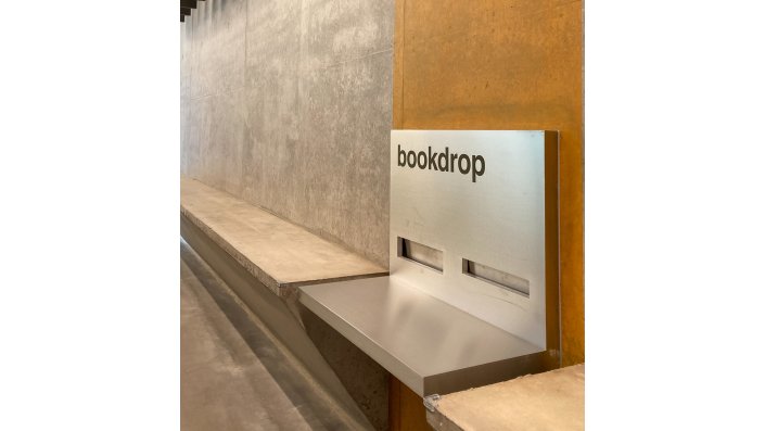 Im Gebäude der Fakultät: Der Bookdrop der Campusbibliothek Leverkusen