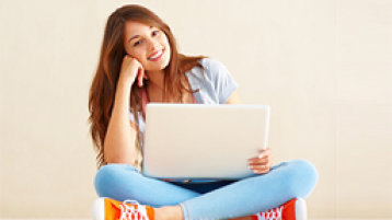 Junge Frau mit Laptop (Bild: IStock)