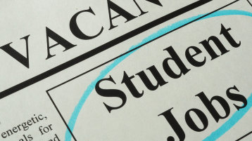 Zeitung mit Ueberschrift Vacancies und Student Jobs im Text (Bild: Adobe Stock 120849506)