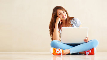 Junge Frau mit Laptop (Bild: IStock)