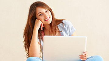 Junge Frau mit Laptop (Bild: ISTock)