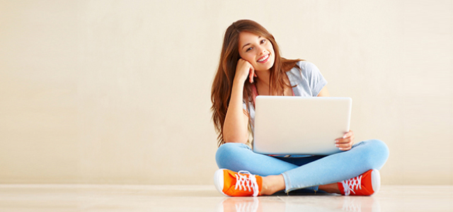 Junge Frau mit Laptop (Bild: IStock)