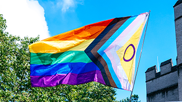 Die Prideflagge weht am CSD  (Bild: Costa Belibasakis/TH Köln)