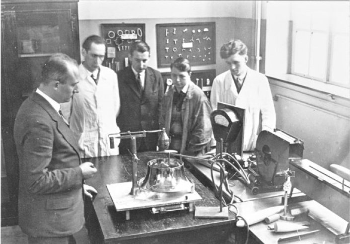 Dr. Ing. Eck, Dozent der Schule für Aerodynamik mit Studenten in der Ingenieurschule (2. von rechts Liesel Bach) 