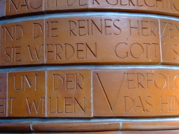 Auf dem Foto sieht man die Inschrift der Kanzel vergrößert. Auf dem Foto sieht man die Inschrift der Kanzel vergrößert.