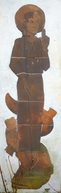 Auf dem Foto sieht man das Relief "Bote Gottes" von Herbert Schuffenhauer.