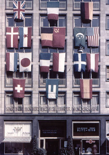 Gebäude mit vielen internationalen Flaggen behangen