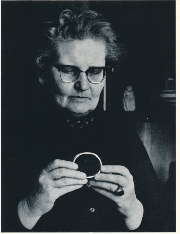 Portrait von Elisabeth Treskow, die gerade eine Goldschmiedearbeit ansieht