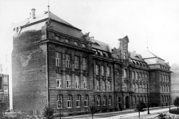 Hier sieht man ein Foto von dem Gebäude der Maschinenbauschulen aus dem Jahr 1904.
