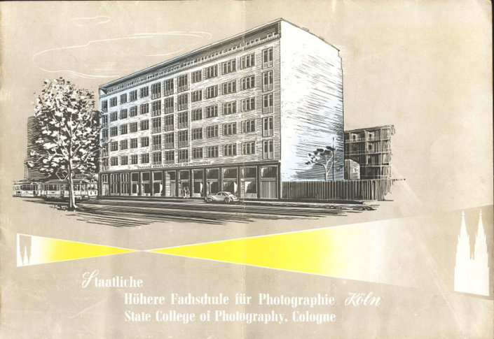 Eine Skizze des Gebäudes auf der Titelseite einer englischensprachigen Broschüre