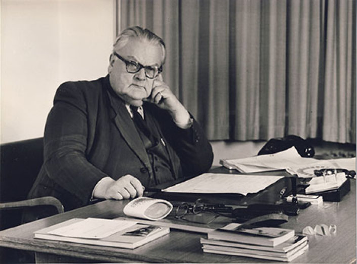 Prof. Dr. Klughardt hinter seinem Schreibtisch eines typischen 50er Jahre Büros.