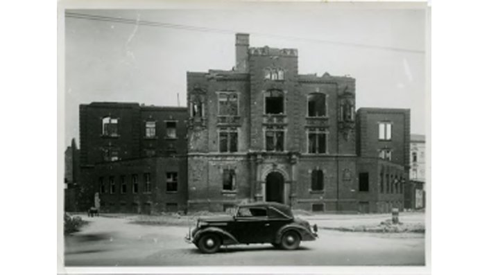 Aufnahme des zerstörten Gebäudes der Staatlichen Baugewerkschule von 1945