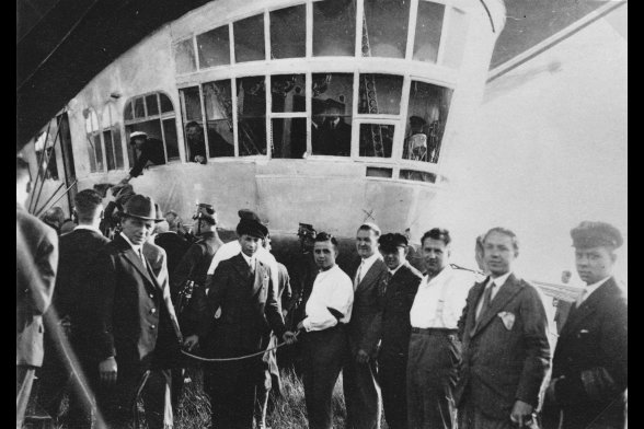 Foto von Gerhard Suntrop mit Studenten der Staatslehranstalten vor der Gondel des Luftschiffes.