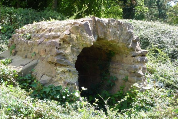 Das Foto zeigt die römische Wasserleitung am Campus Deutz im Jahr 2012.