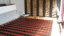 Blick in die leere Aula Blick in die leere Aula