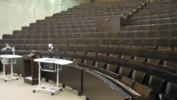 Blick in das leere Audimax der Fachhochschule Köln Blick in das leere Audimax der Fachhochschule Köln