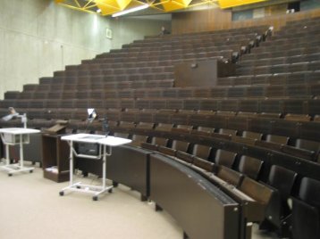 Blick in das leere Audimax der Fachhochschule Köln Blick in das leere Audimax der Fachhochschule Köln