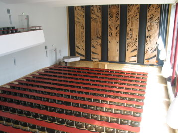 Blick in die leere Aula Blick in die leere Aula