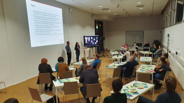 Prof. Dr. Wilma Eleonore Castro-Lesching im Vortrag „Studierende als Gestalter*innen von Projektarbeit an verteilten Standorten“. (Bild: ZLE)
