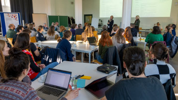 Prof. Dr. Sylvia Heuchemer und Fannie Rose Beauchamp-Gauvin eröffnen das ZLE-Forum. (Bild: ZLE)