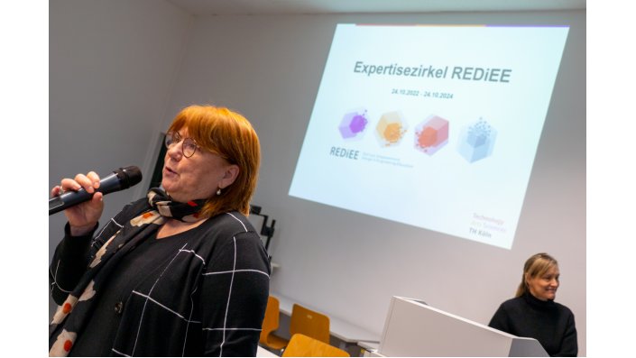 Dr. Birgit Szczyrba eröffnet den Bericht aus dem Expertisezirkel REDiEE.