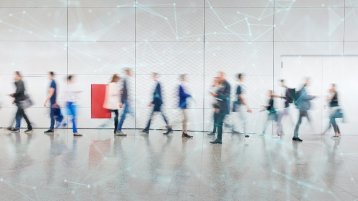 Menschen im Gang eines öffentliches Gebäudes (Bild: Adobe Stock) Menschen im Gang eines öffentliches Gebäudes (Bild: Adobe Stock)