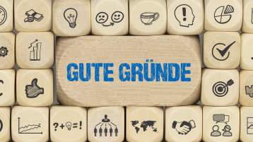 Holzklötze mit Symbolen und den Wörtern Gute Gründe (Bild: Adobe Stock)