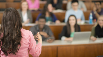 Menschen im Hörsaal (Bild: iStock)