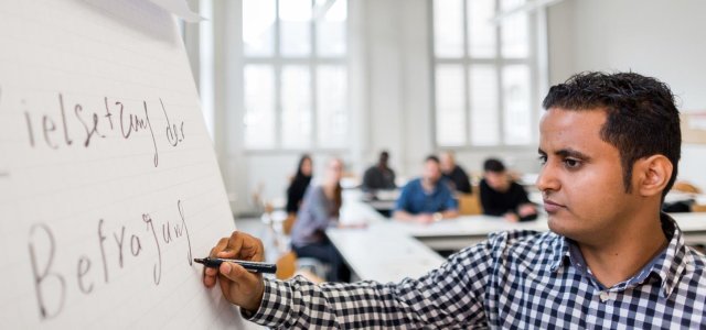 Flipchart und Lerngruppe (Bild:Thilo Schmülgen / TH Köln)