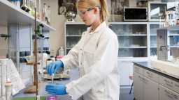 Auszubildende im Baustofflabor füllt mit einer Pipette eine blaue Flüssigkeit in einen Erelnmeyerkolben (Bild: FH Köln/Janina Hause und Cherylyn Vanzuela) Auszubildende im Baustofflabor füllt mit einer Pipette eine blaue Flüssigkeit in einen Erelnmeyerkolben (Bild: FH Köln/Janina Hause und Cherylyn Vanzuela)