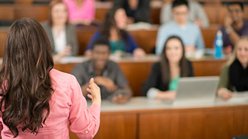 Menschen im Hörsaal (Bild: iStock)