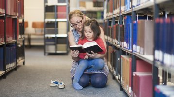 Studierende in der Bibliothek mit Tochter (Bild: TH Köln)