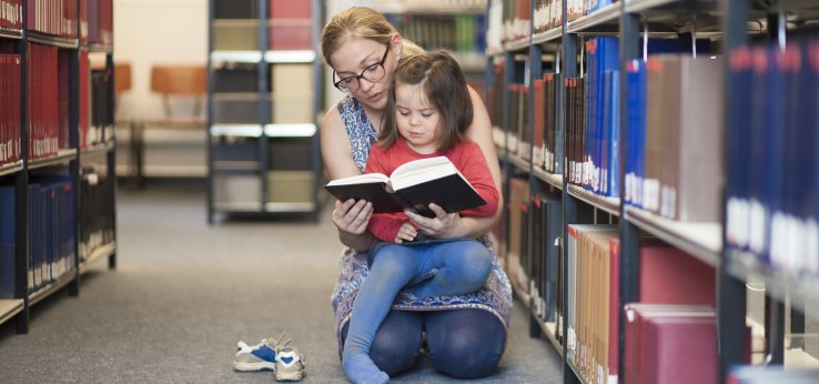 Studierende in der Bibliothek mit Tochter (Bild: TH Köln)