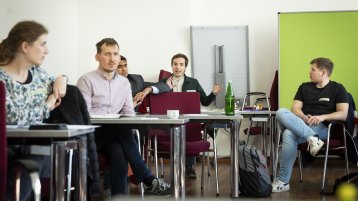 Doktorand*innen und Postdocs in einem Seminarraum (Bild: Heike Fischer / TH Köln)