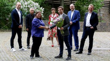 Dr. karin Kolb gratuliert Dr. Philipp Bojahr (Bild: Stadt Siegen)