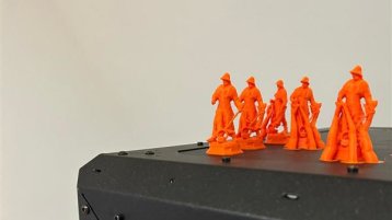 kleine orangefarbene Plastikfiguren (Bild: privat)