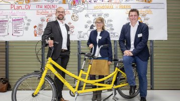 Martin Schmitz, Katrin Lipka und Christoph Budach mit einem Tandemfahrrad (Bild: TH Köln/Michael Bause)