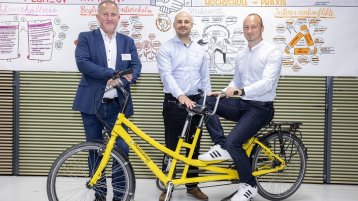 drei Männer und ein Tandemfahrrad (Bild: TH Köln / Michael Bause)