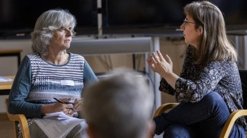 Zwei Professorinnen tauschen sich beim Working@TH Köln-Gettogether aus.