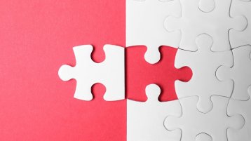 Puzzleteil neben einer Lücke im Puzzle, in die es hineinpasst (Bild: Adobe Stock / New Africa)