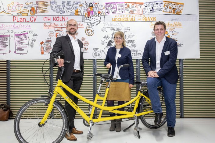 Martin Schmitz, Katrin Lipka und Christoph Budach mit einem Tandemfahrrad