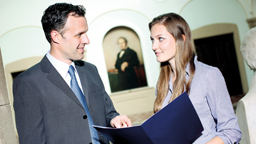 Unternehmer und Studentin im Gespräch Unternehmer und Studentin im Gespräch