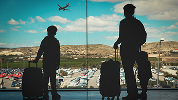 Familie am Flughafen (Bild: IStock)