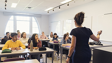 Lehrende vor Studierenden (Bild: IStock)