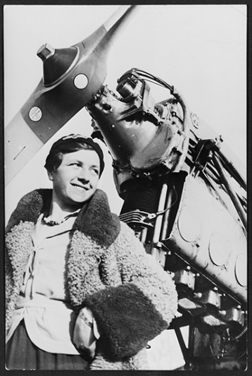 Frau am Flieger, Liesel Bach