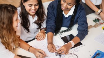 Jungen Frauen bei der Arbeit (Bild: Adobe Stock)
