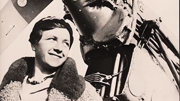 Frau am Flieger, Liesel Bach (Bild: RBA 189 705)